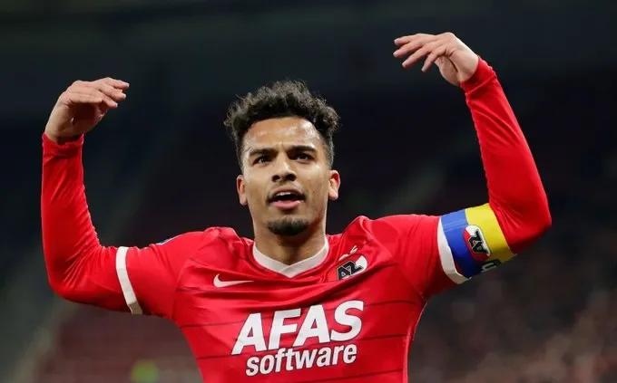 关于阿贾克斯发布备战花絮；赛前调整名单；欧冠任务艰巨；更衣室氛围转暖的信息