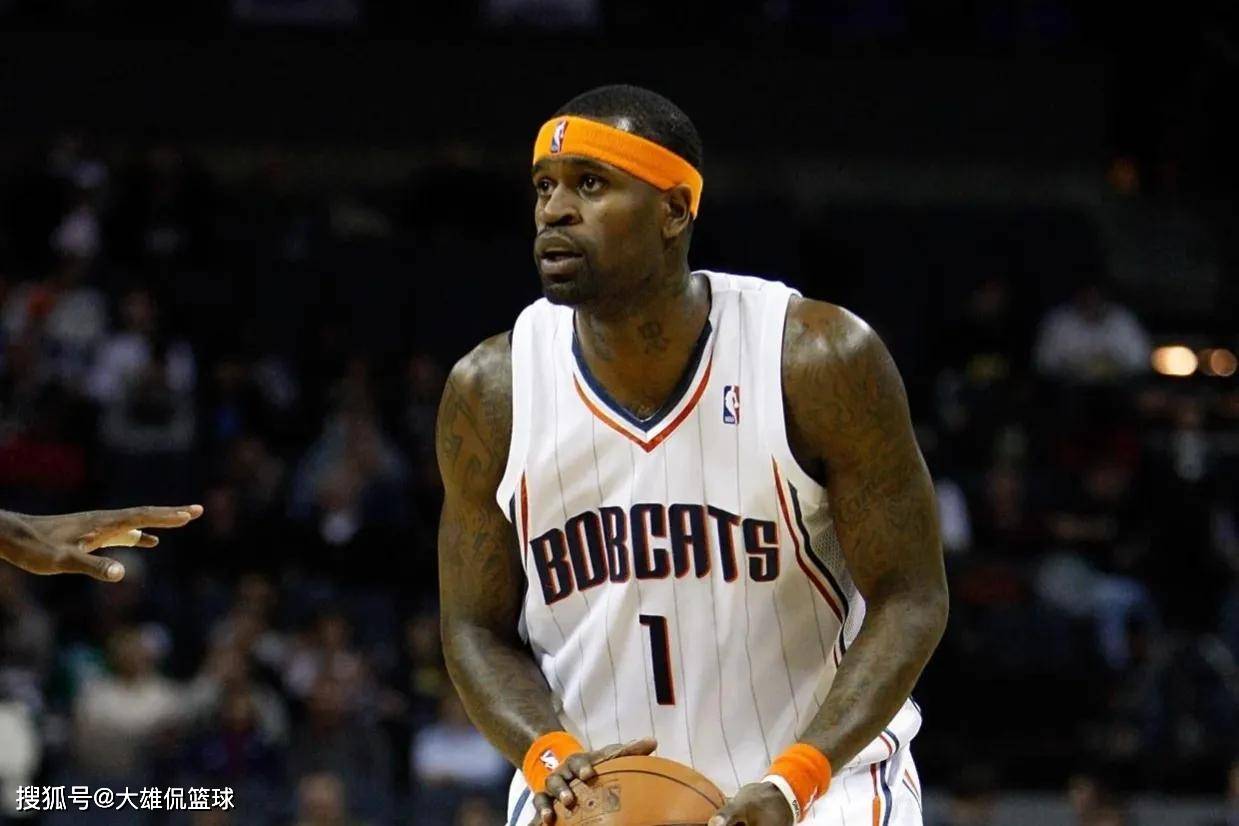 夏洛特黄蜂调整名单备战社区盾阿斯顿维拉关键时刻临场应变，这操作让人直呼：今晚山东泰山调整名单以备欧超杯的简单介绍