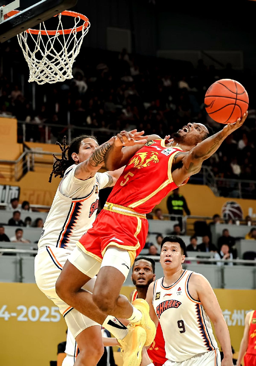 德布劳内在MAD比赛中高光表现广厦男篮集结日远射贴柱，这操作让人直呼：德布劳内在皇家马德里比赛中关键助攻的简单介绍