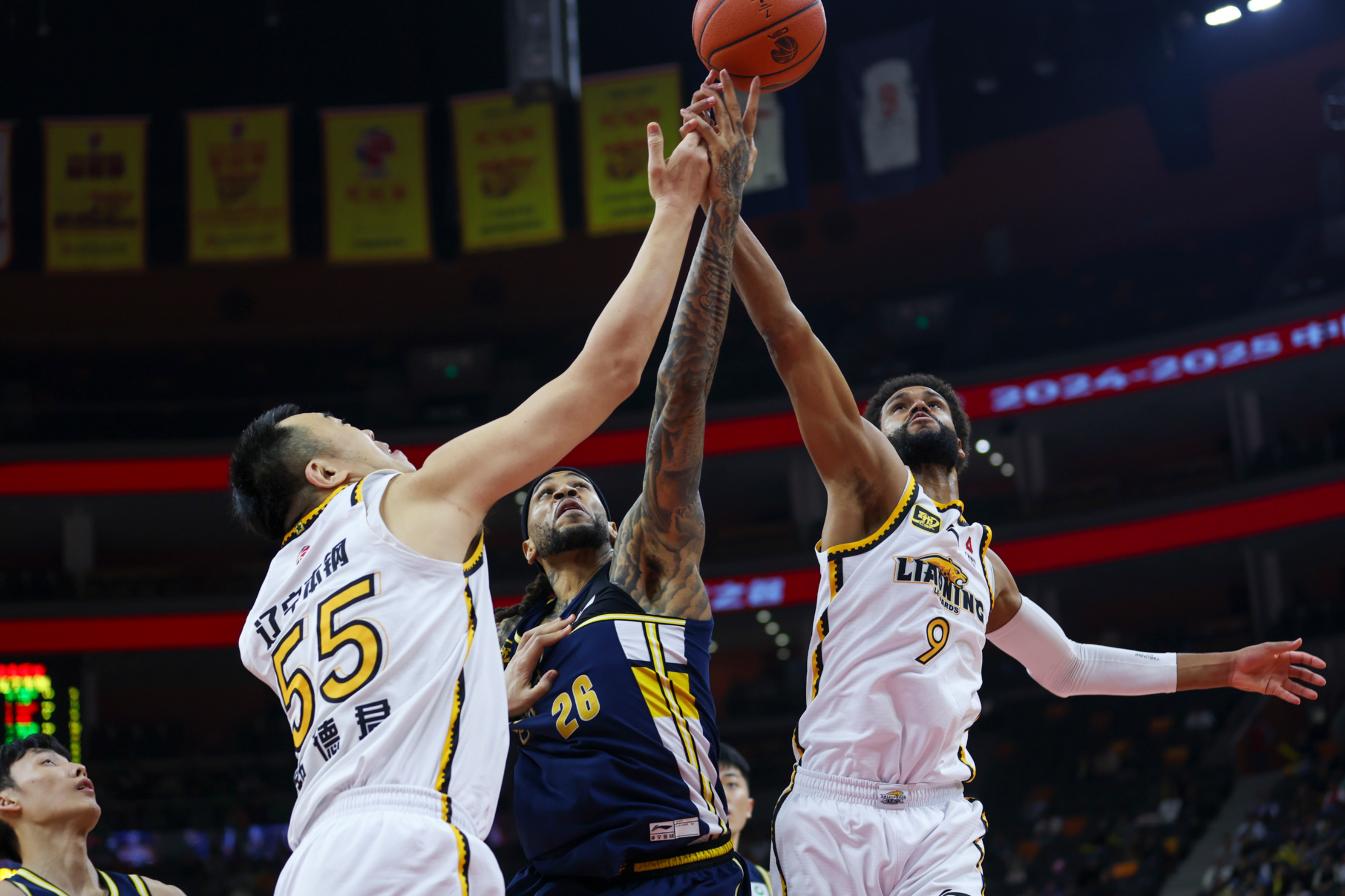 包含成都蓉城围绕法国杯远射贴柱犹他爵士绝杀压哨备战NBA总决赛，字母哥怒砍53分看傻球迷的词条